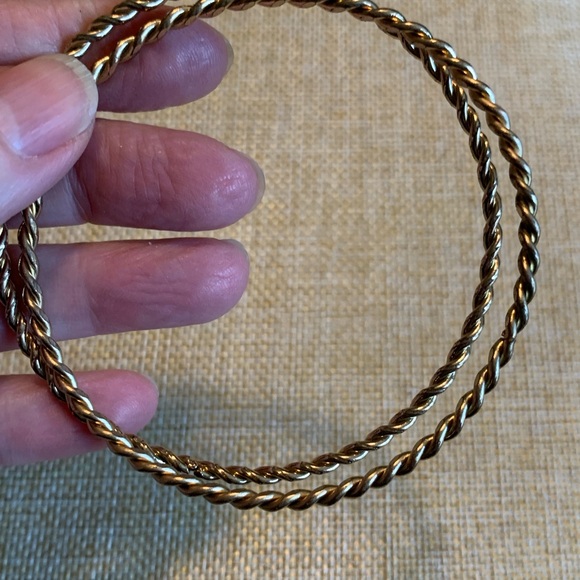 Two twisted gold tone bangles - Picture 4 of 6